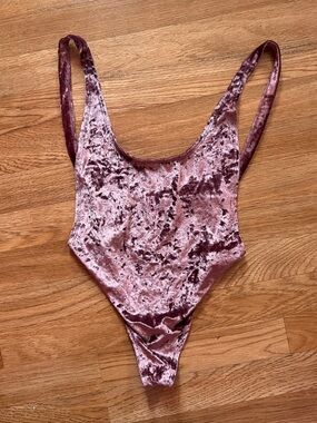 H&M Dusty Rose Crushed Velvet Scoop Neck Bodysuit
